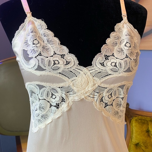 Vintage Vanity Fair Pastel Pink With Cream Floral Lace Slip Size 32 - Picture 2 of 9